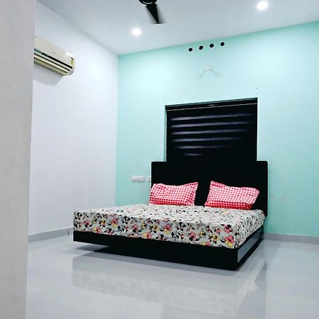 Apartament Elamkulam Penthouse - 3Bhk Ac With Kitchen - Kochi Chottanikara Zewnętrze zdjęcie