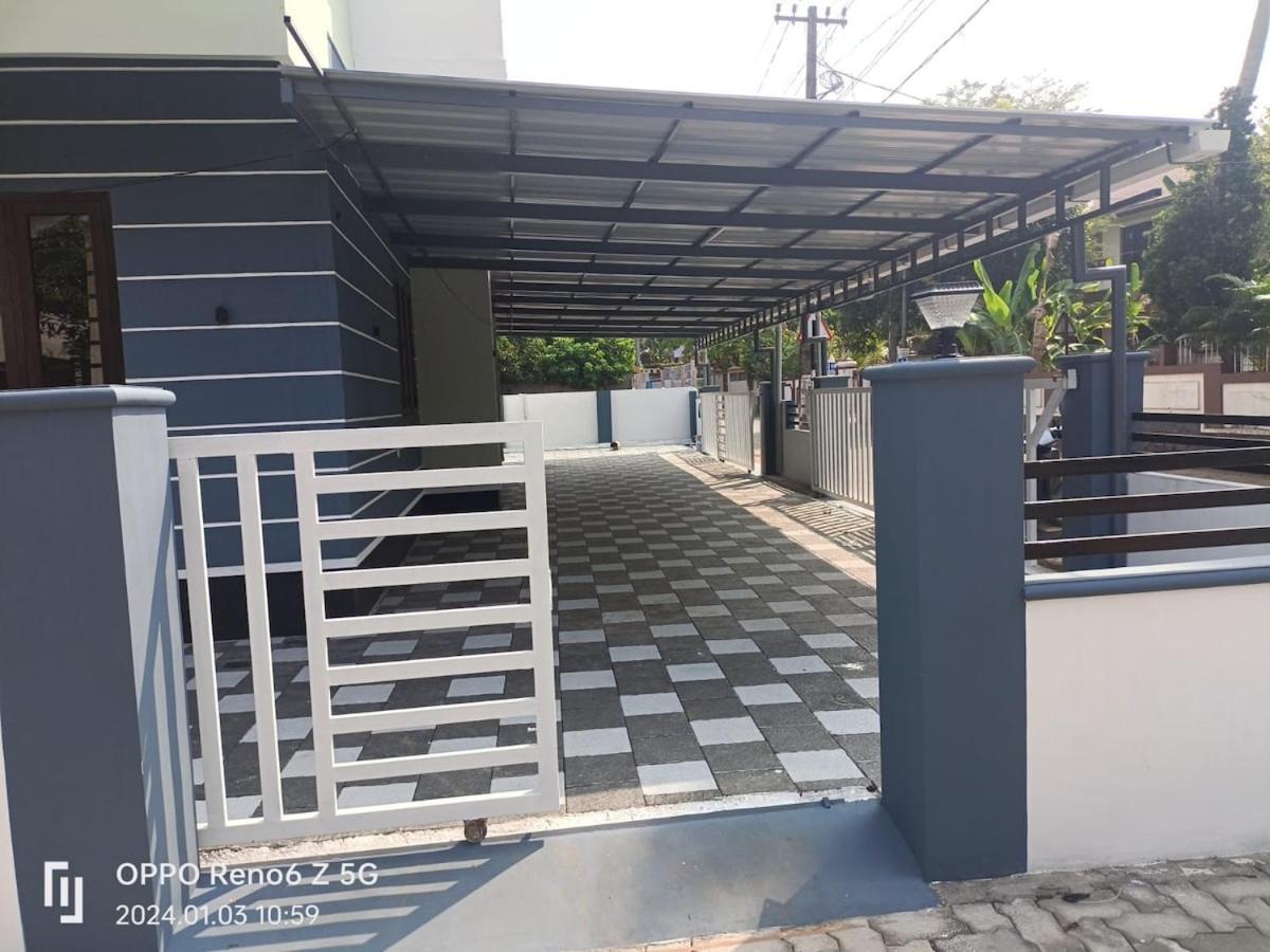 Apartament Elamkulam Penthouse - 3Bhk Ac With Kitchen - Kochi Chottanikara Zewnętrze zdjęcie